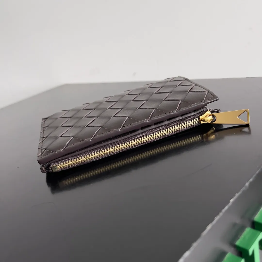 Batch 960 of BOTTEGA VENETA’s new woven small wallets are now shipping! ! ! 🥰🥰Made of carefully selected first-layer sheepskin fabric, this small luxury wallet has an elegant appearance and is also full of practicality. It can store change, driver's license and various cards at the same time. It is so small that it can be put in your pocket and carried with you. It is really convenient [Applause][Applause] Style No.: 667468 Size: 14.5*9.3*2cm